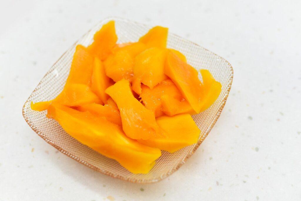 Mango pieces in a bowl – safe serving ideas for dogs