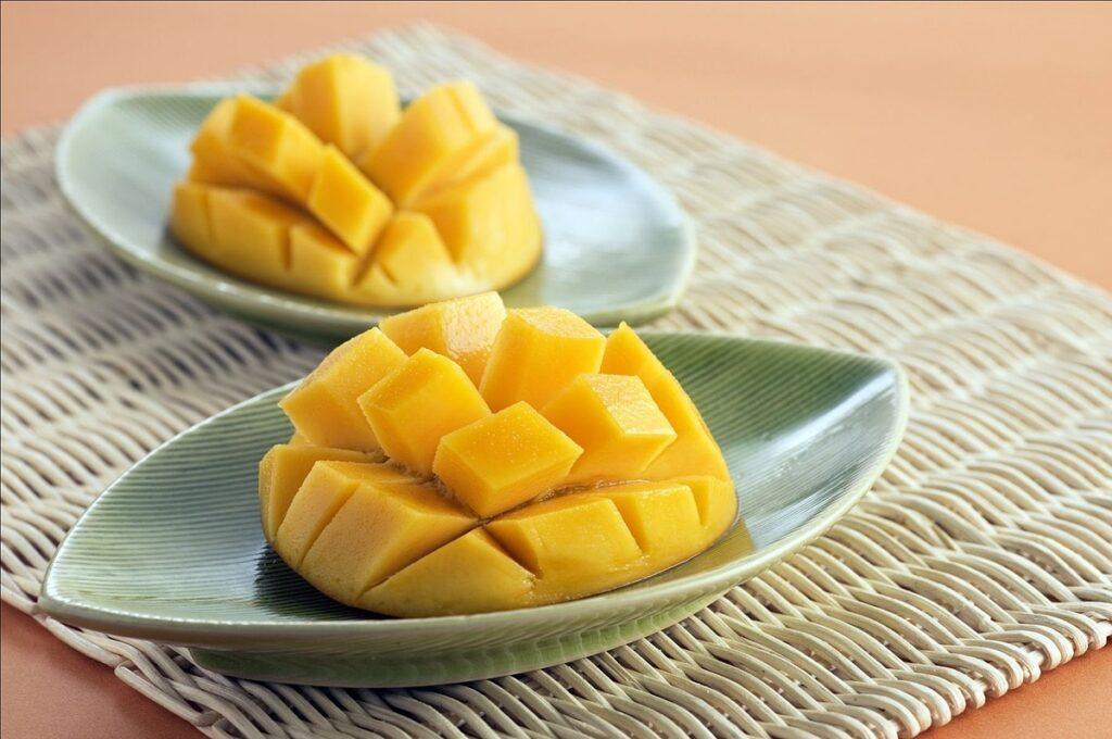 Can dogs eat mango – sliced mango in a green plate